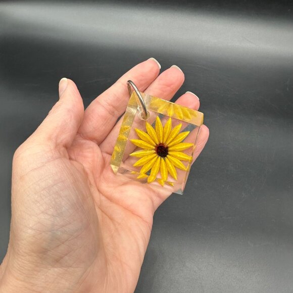 Vintage Carved Lucite Pendant Key Ring Yellow Daisy Flower Power 1970s Retro - Picture 8 of 11